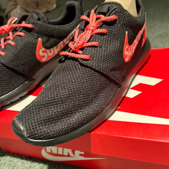 NIB CUSTOM MADE NIKE BLACK & RED ROSHE ONE SUPREME - Picture 4 of 11